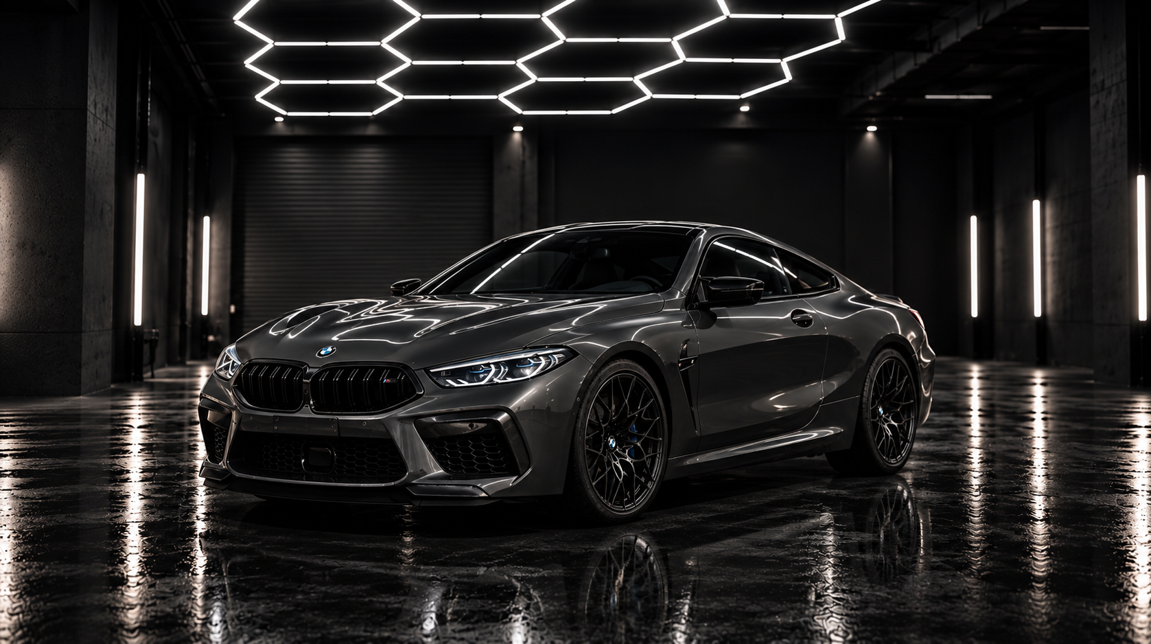 Graues Coupé im beleuchteten Studio
